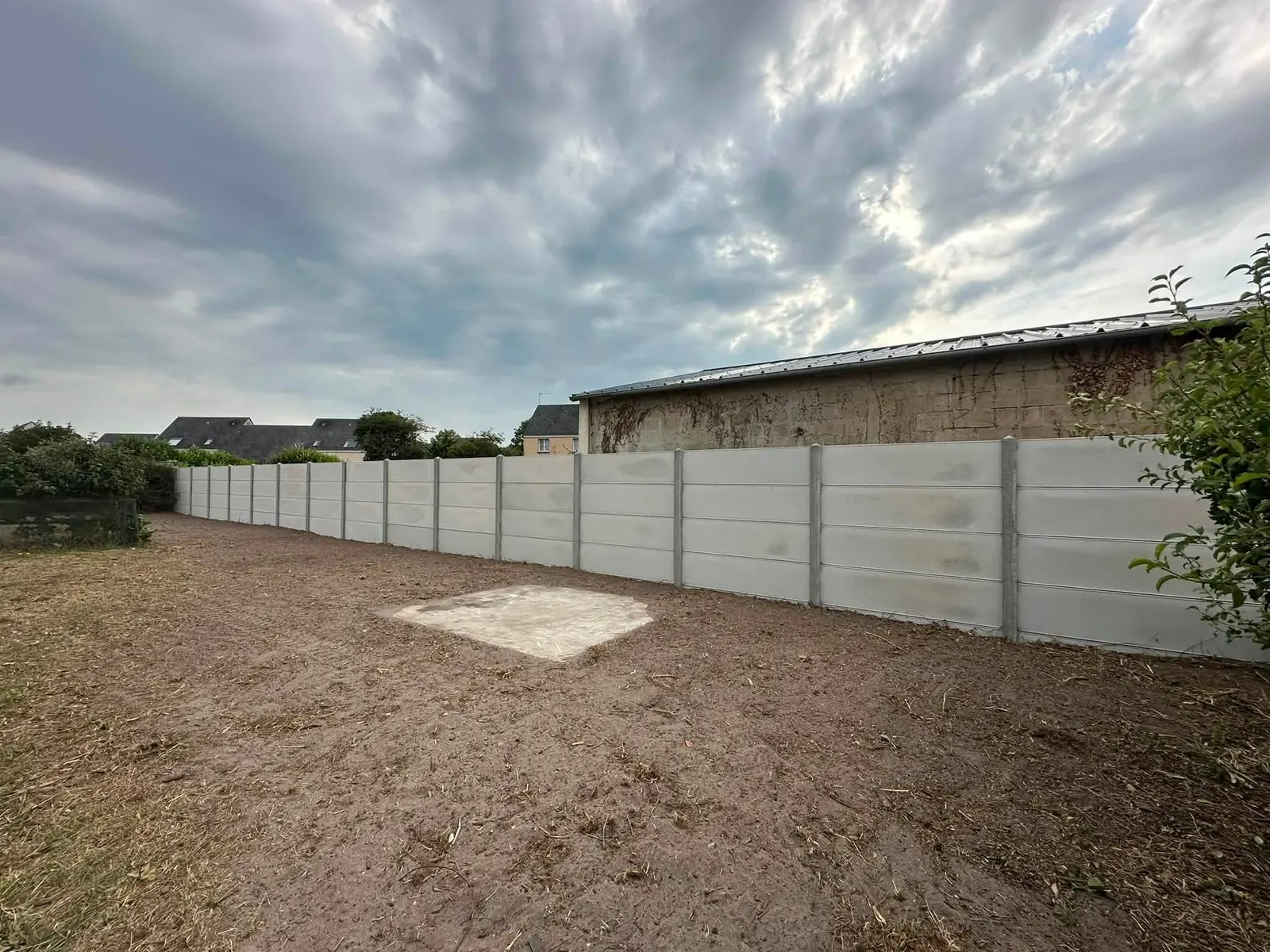 Clôture en plaques de béton posée à Lessay dans la Manche - LAMY Maçonnerie