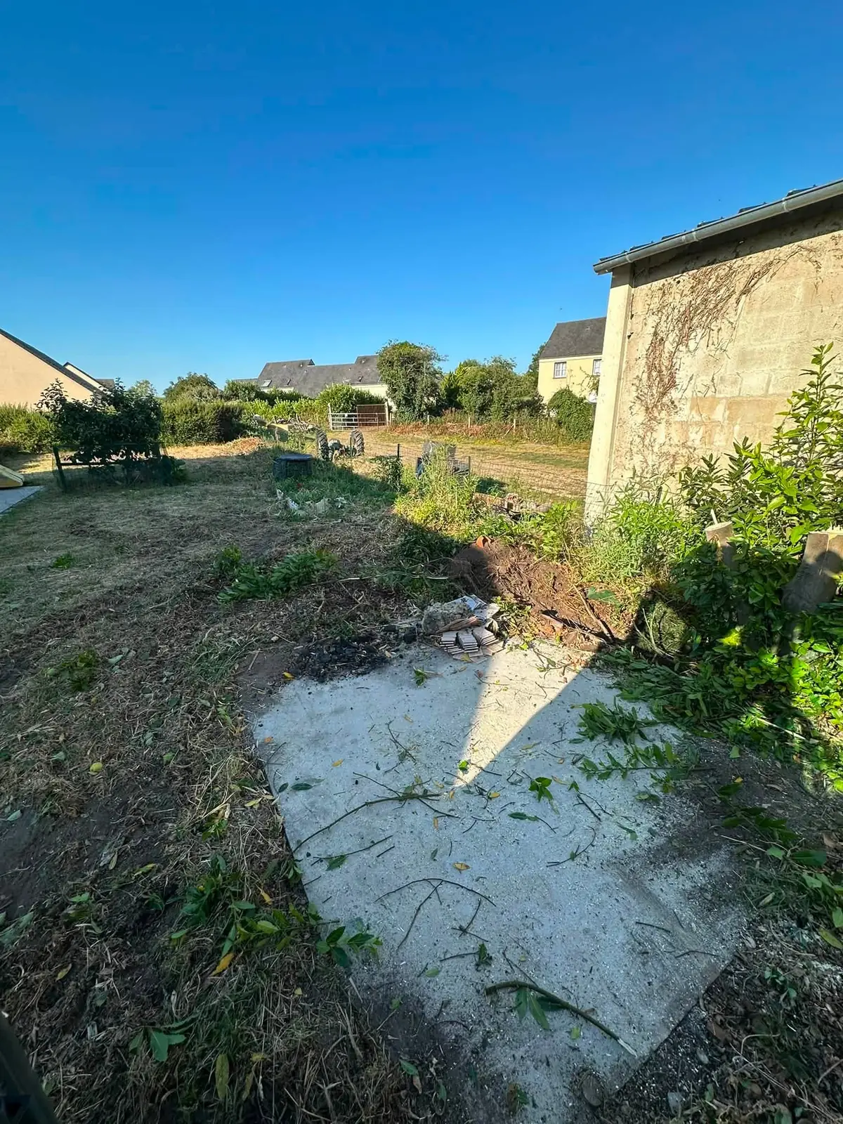 Terrain à Lessay avant la pose de la clôture en béton - LAMY Maçonnerie