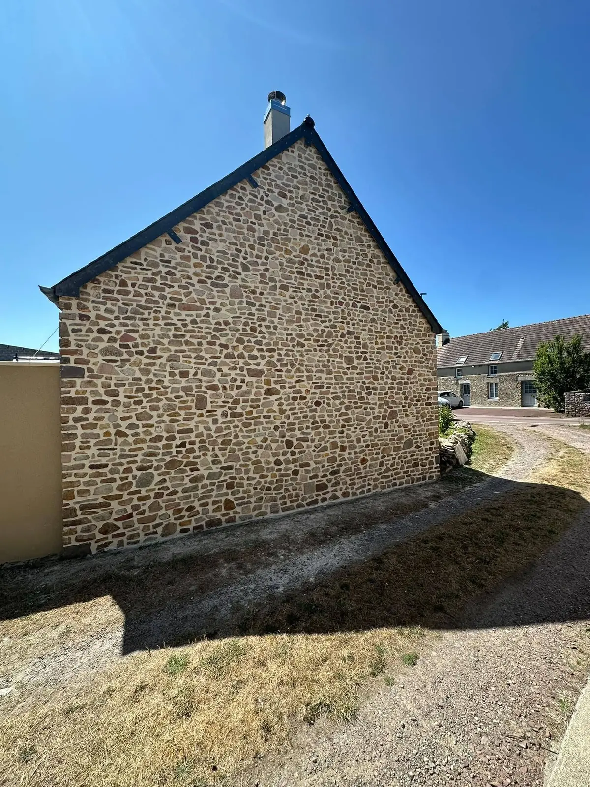 Pignon en pierre rejointoyé à la chaux à Créances dans la Manche - LAMY Maçonnerie