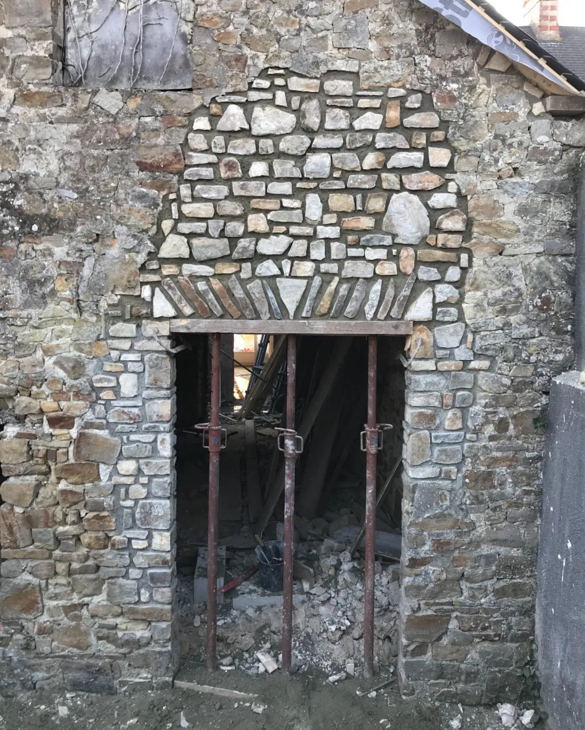 Création d'une ouverture dans un mur en pierre de longère, avec arc de décharge en briques et étaiement